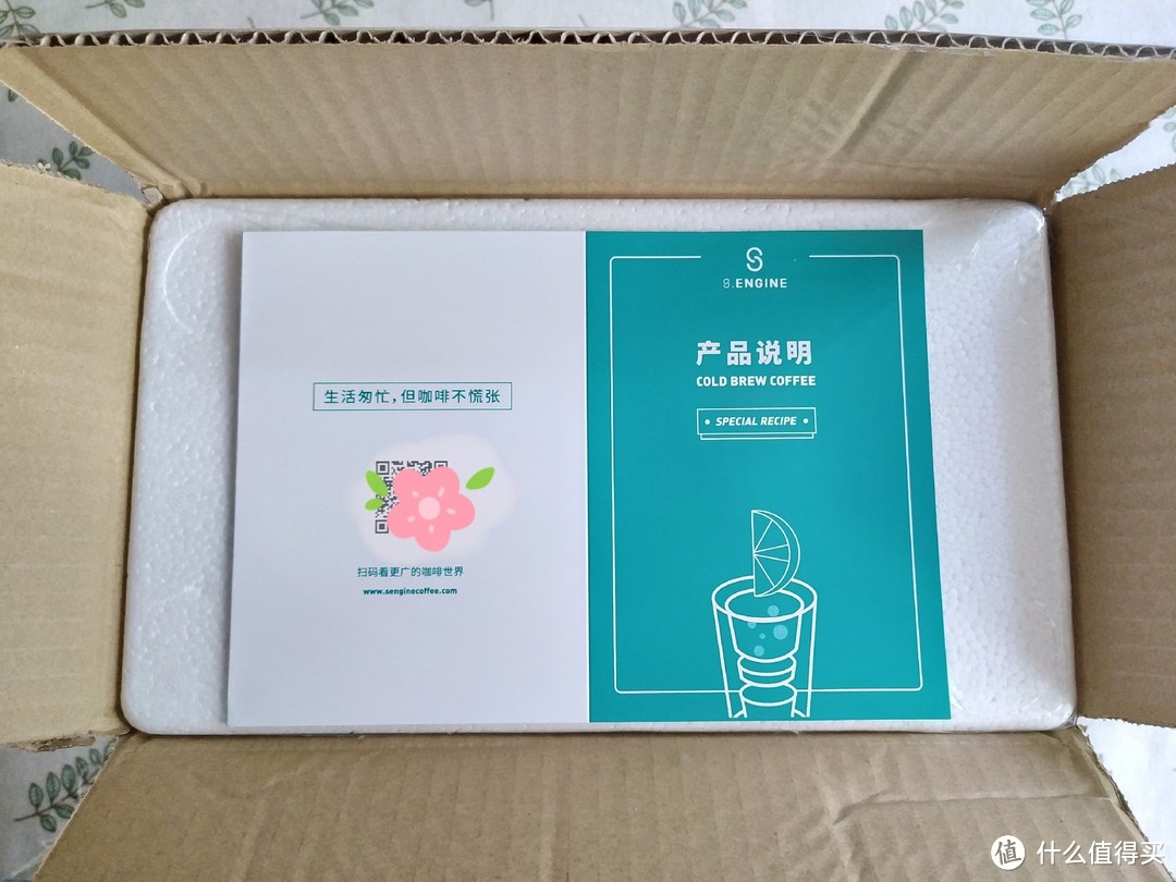 开箱后可见的产品说明和泡沫箱