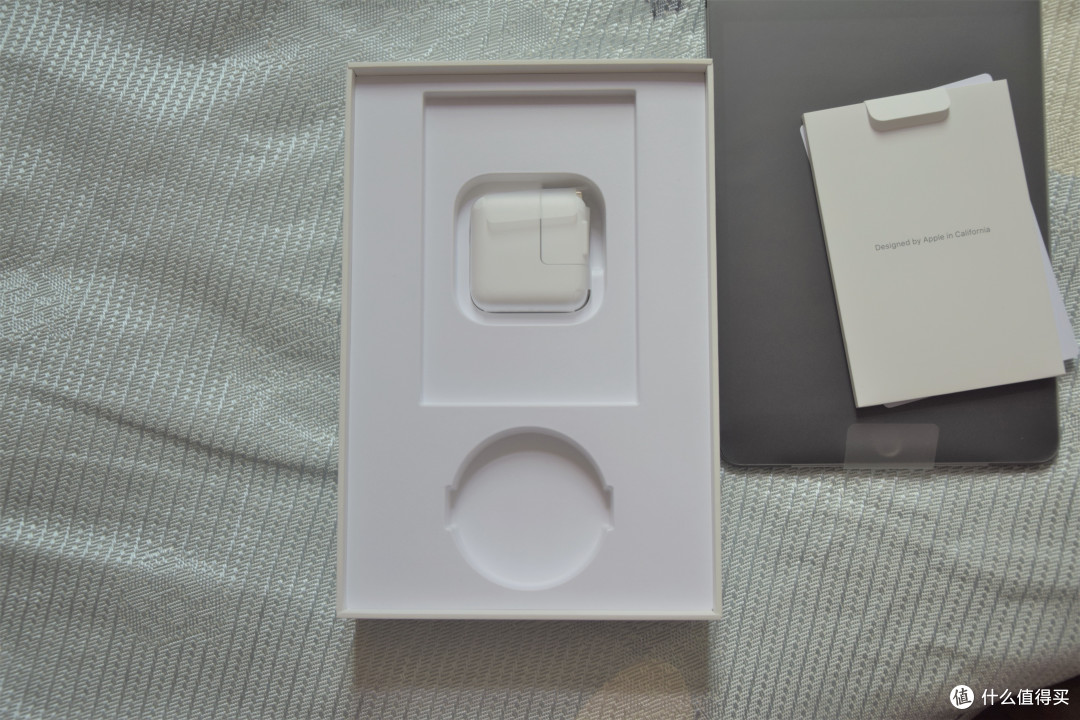 再拿掉,最里面是充电头,10W,中国组装