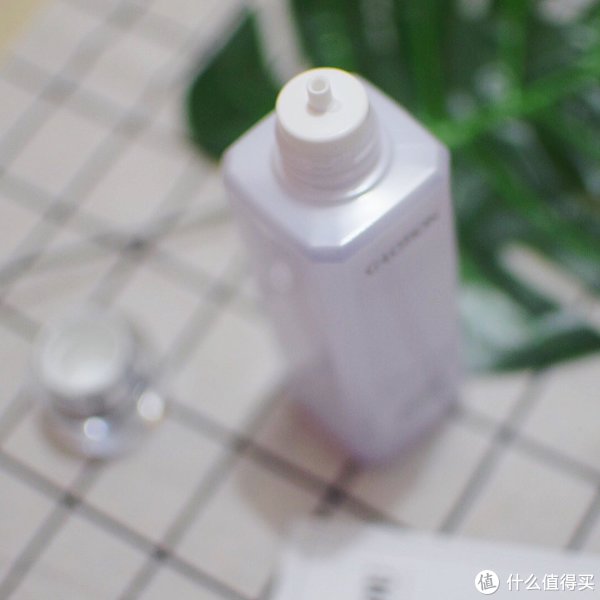 瓶身是塑料的