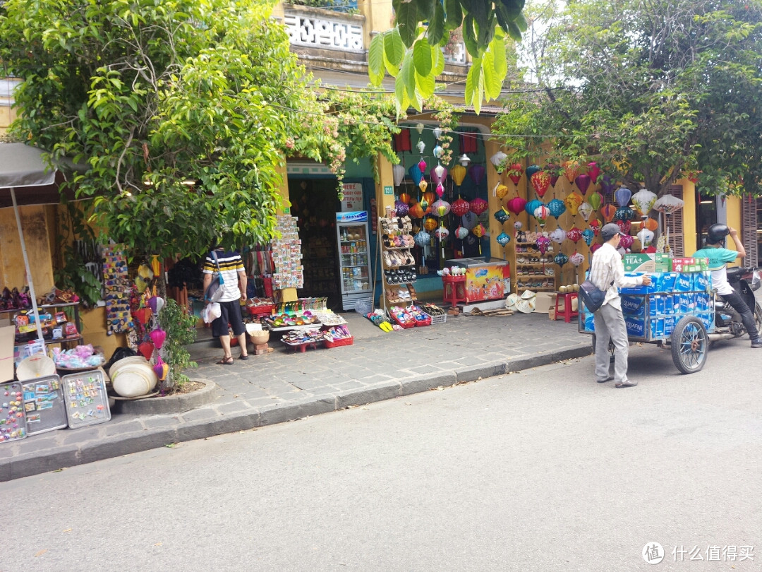 会安街道上布满了出售土特产的小店，越南的丝绸、木雕、面具和其他工艺品被游人带到了世界各地