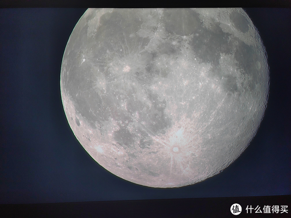 经过对比，发现在图像效果设置为HDR增强模式时画面灰色的表现最为出色，如上图月球表面在此模式下保留丰富的灰部细节。