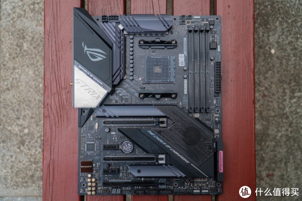 非常明显，Stirx X570整体风格已经更新最新的，不过STRIX X370、X470均未推出E版主板，X570-E 是第一张STRIX的AM4接口的E型号主板