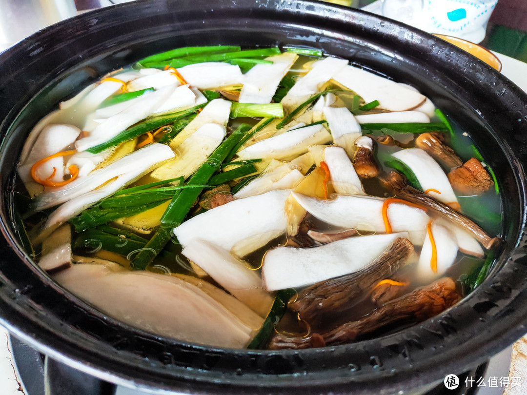 菌汤锅一开始是清汤,煮到后来被各种蘑菇染成了黄色,满口的鲜味