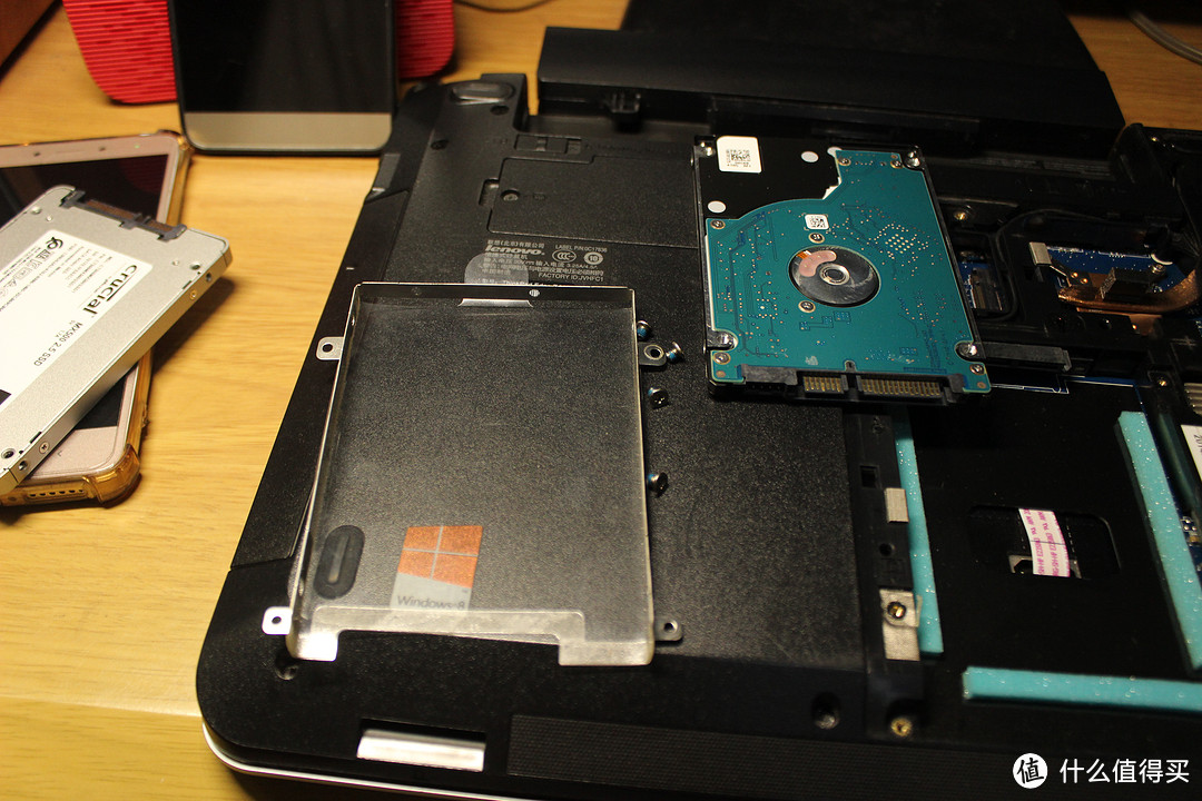 将原来的硬盘拆出来，拆出支架，SSD装到原硬盘位