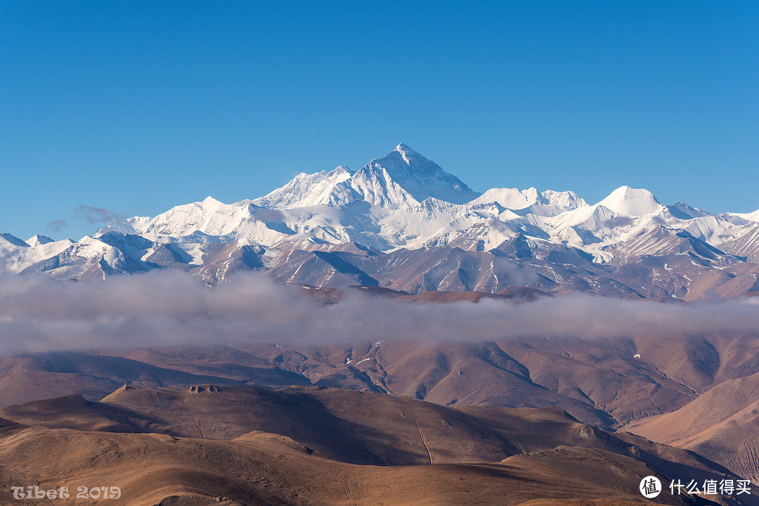 万山之巅——珠穆朗玛峰珠穆朗玛峰（俗称珠峰）是喜马拉雅山脉的主峰，同时是世界海拔最高的山峰，位于中国与尼泊尔边境线上，北部在中国西藏定日县境内（西坡在定日县扎西宗乡，东坡在定日县曲当乡，有珠峰大本营），南部在尼泊尔境内，顶峰位于中国境内，是世界最高峰，也是中国跨越四个县的珠穆朗玛峰自然保护区和尼泊尔国家公园的中心所在。藏语中“珠穆”是女神的意思，“朗玛”是第三的意思。因为在珠穆朗玛峰的附近还有四座山峰，珠峰位居第三，所以被称为珠穆朗玛峰。珠穆朗玛峰有两种高度：登山者登上的是总体高度，尼泊尔等国采用的雪盖高（总高）是8848米（29029英尺），2005年中国国家测绘局测量的岩面高（裸高即地质高度）为8844.43米，2010年起承认两种高度的测量数据。除了是海拔最高的山峰之外，它也是距离地心最远的山峰之一。洛子峰，英文名Lhotse，海拔8516米，地处北纬27°57′42''、东经86°56′00''，属于喜马拉雅山脉，是世界第四高峰。洛子峰在藏语中的意思是“南面的山峰”，就因为它地处珠穆朗玛峰以南3公里处，两者之间隔着一条山坳，即通常所说的“南坳”。