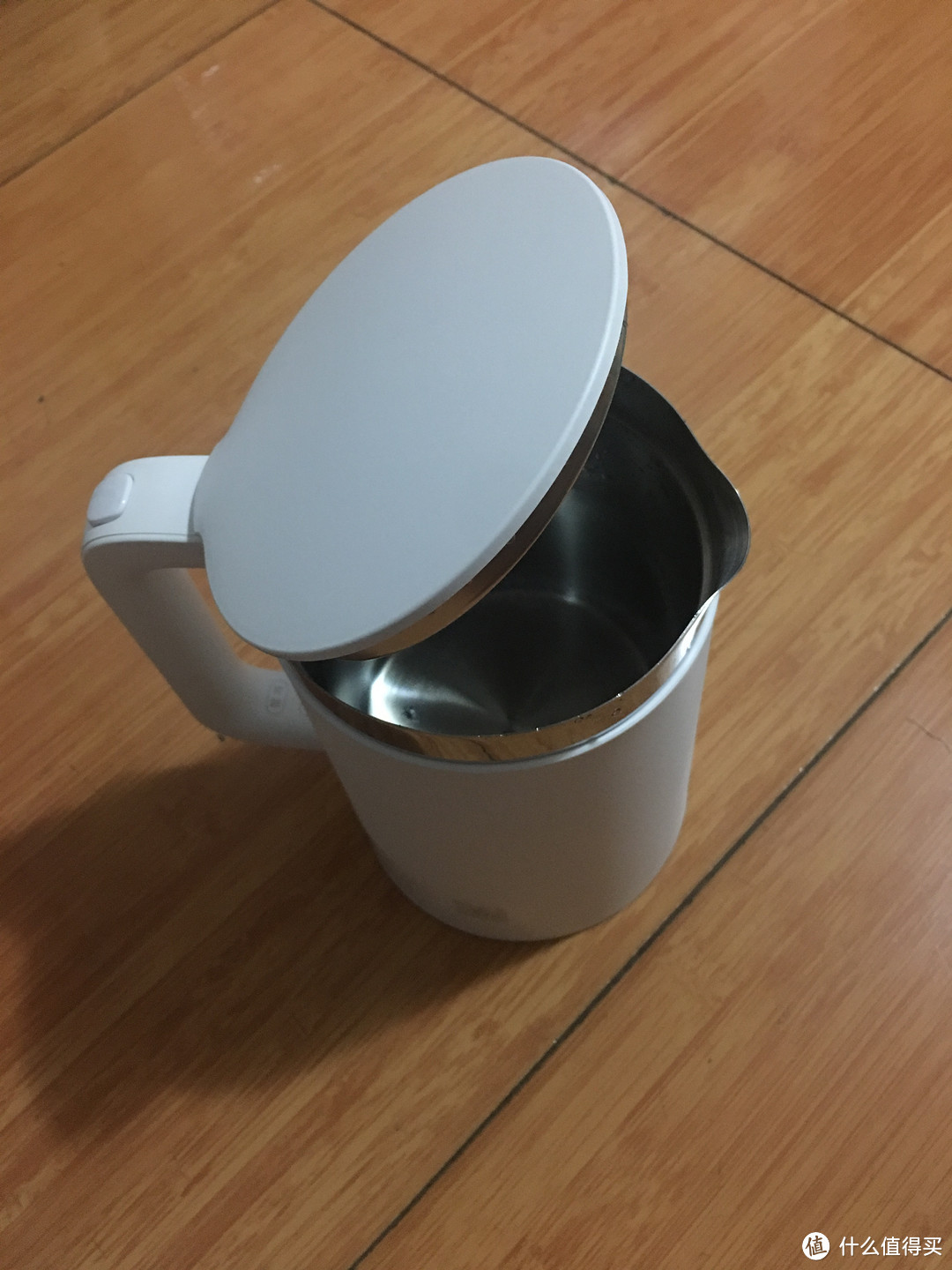 ▲米家电水壶第一段开盖,防止一次开盖过大被水蒸气烫伤。