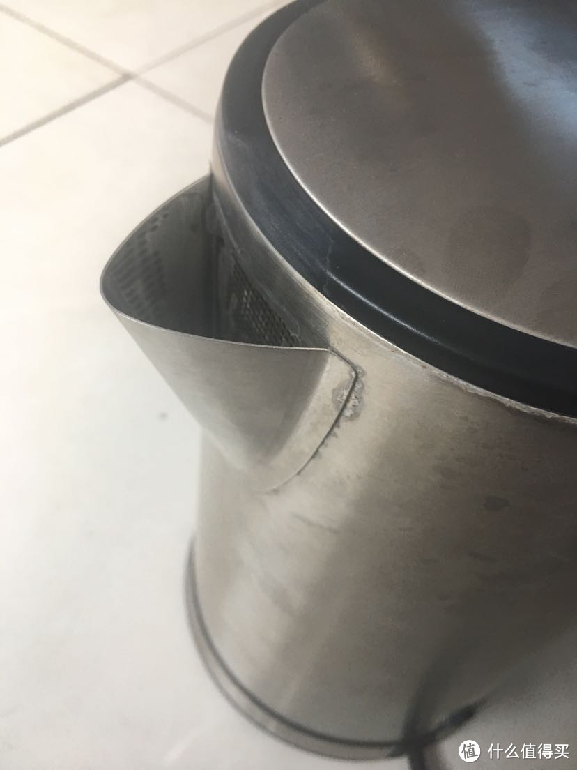 ▲飞利浦电水壶的壶嘴，是传统焊接的，使用三年已经生锈。