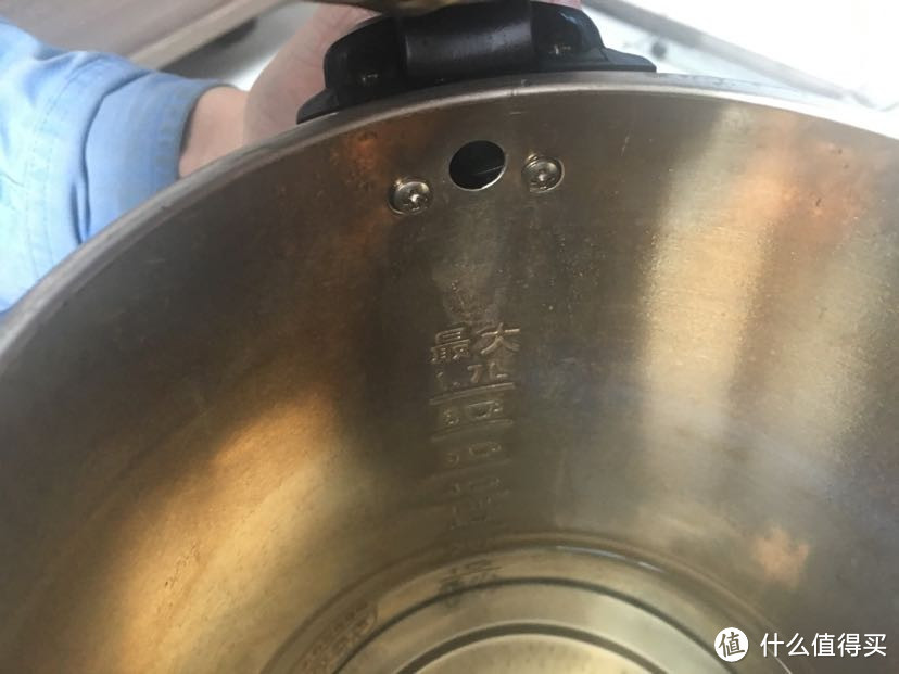 ▲飞利浦水壶是传统的控制方式，有个小孔可以让双金属片受热变形，停止烧水。