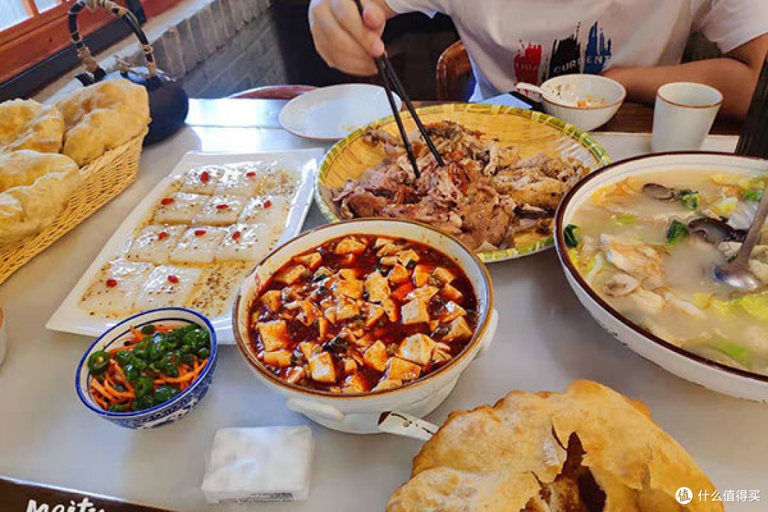 (从左至右:油饼、桂花凉糕、葫芦鸡、麻婆豆腐、老陕烩菜)