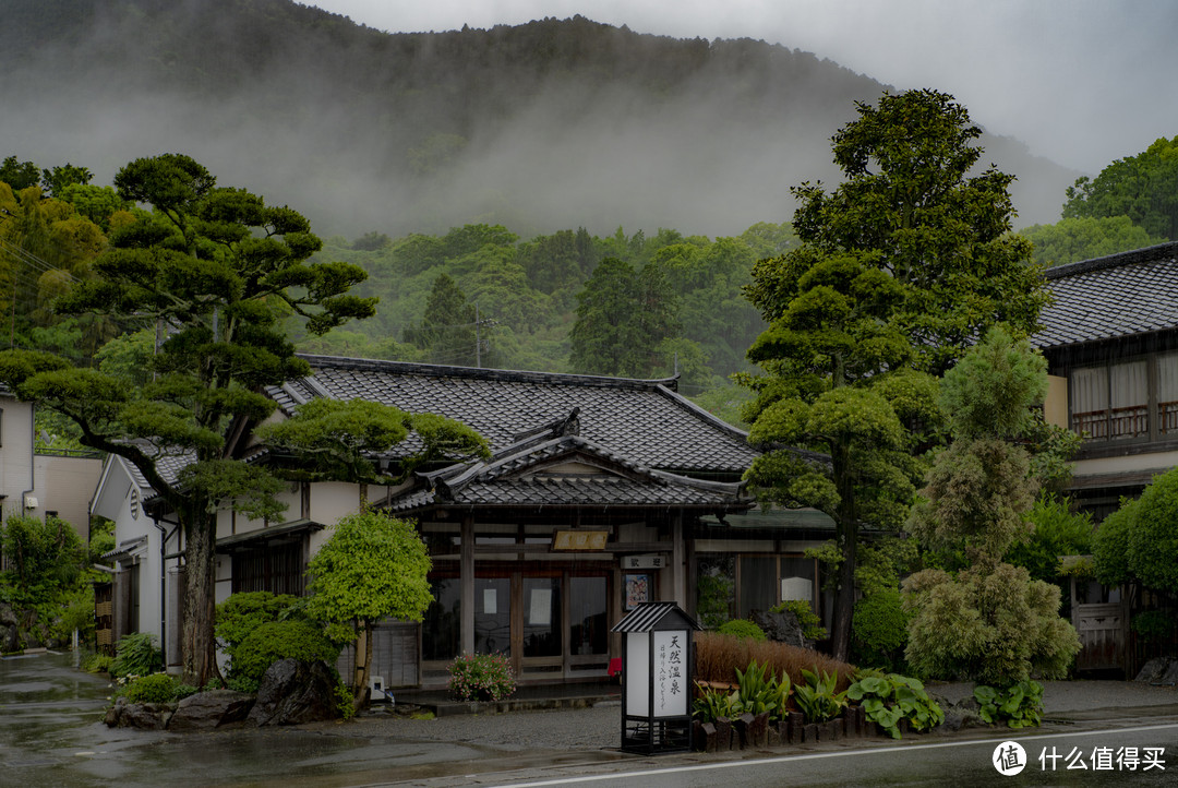 安田屋，定休。大文豪太宰治在这里住过一个月。用PS去除薄雾的功能处理过，雾虽然没了，雨滴还在，所以后面白色的其实是雨水。