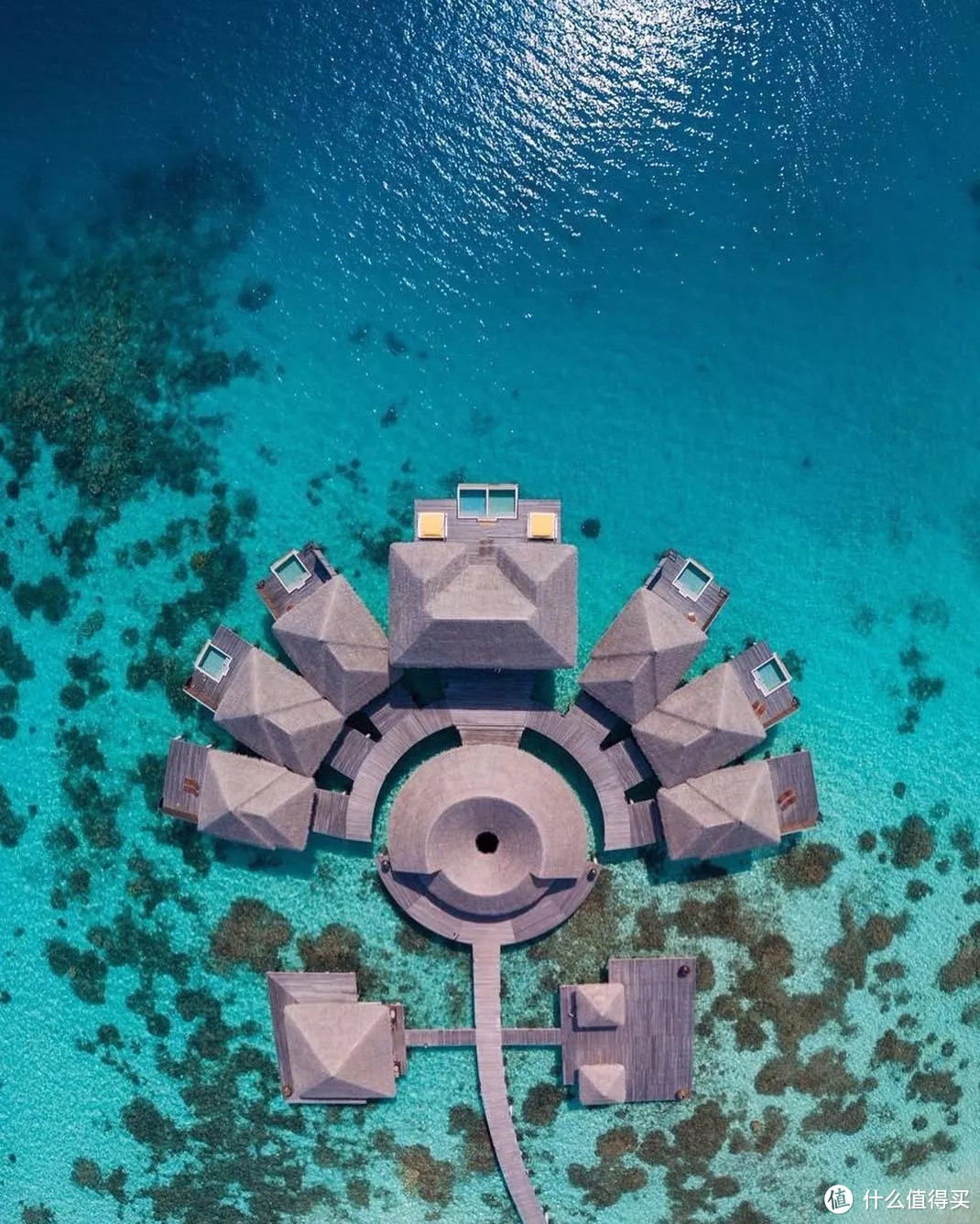 马尔代夫第一座水上别墅建在哪个岛？