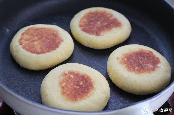 玉米面做饼吃着太硬,和面时注意这一点,暄软香甜口感不输白馒头