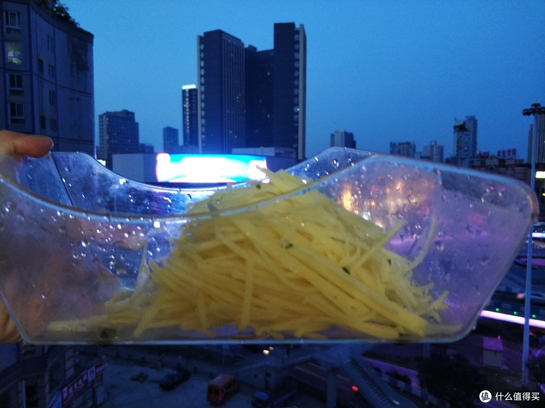三下五除二就获得了一盒土豆丝
