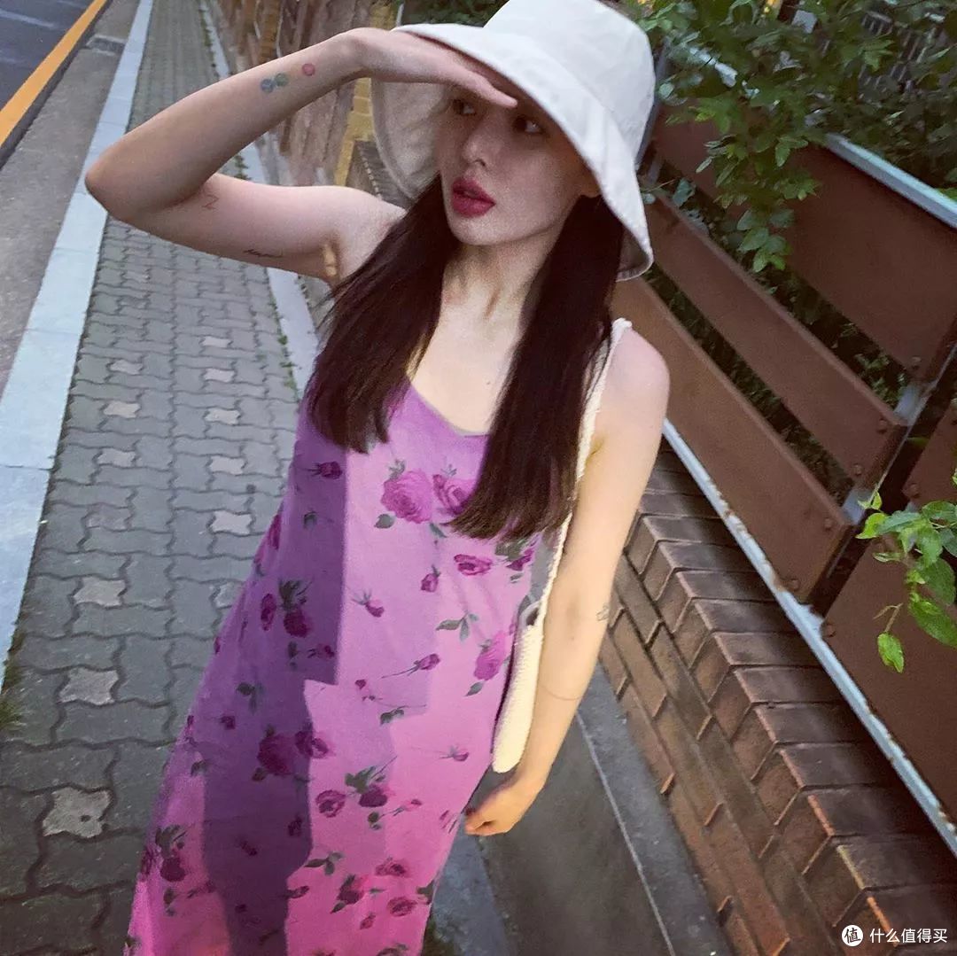 夏天穿什么？跟泫雅学穿水果色，给夏天解解腻