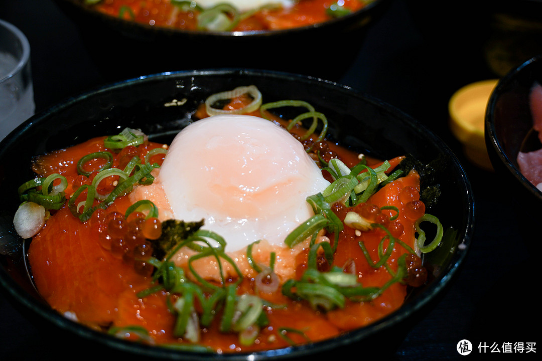 他们点的三文鱼亲子丼，整体还算新鲜，不过没什么记忆点