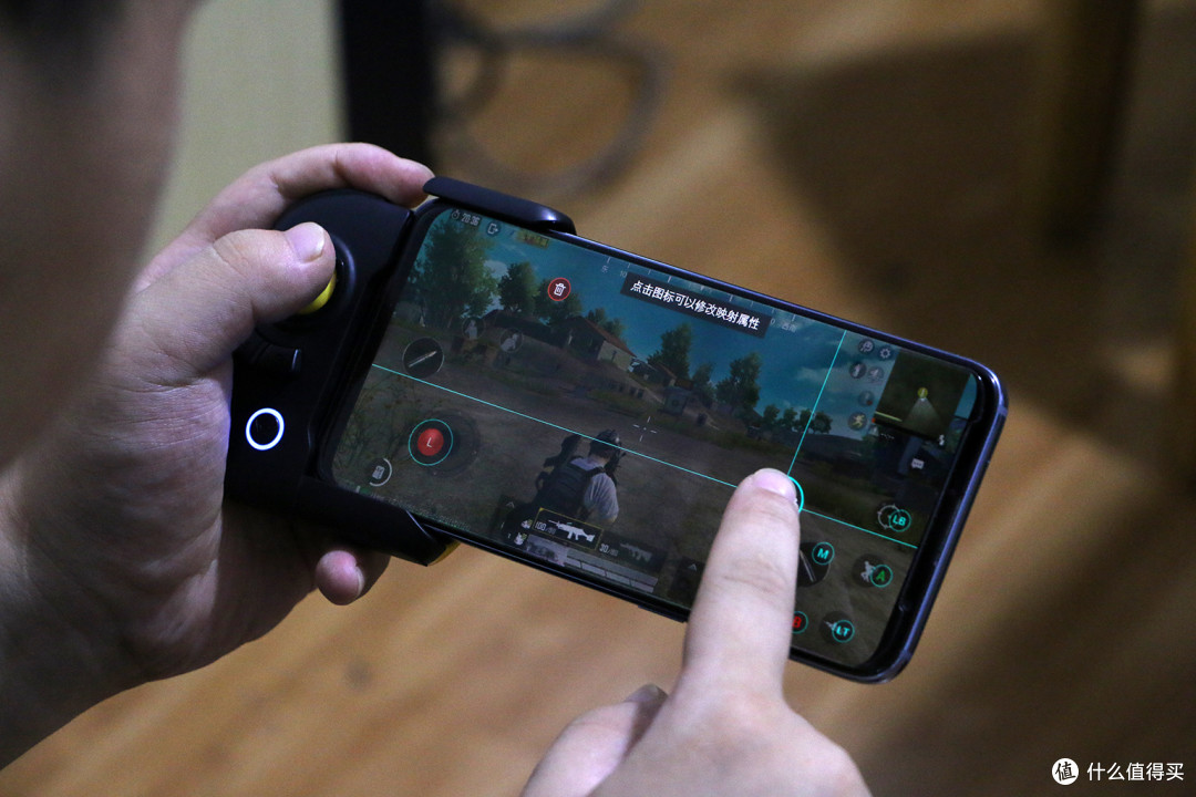 飞智黄蜂2单手手柄主要适配两款游戏就是《王者荣耀》和《和平精英》