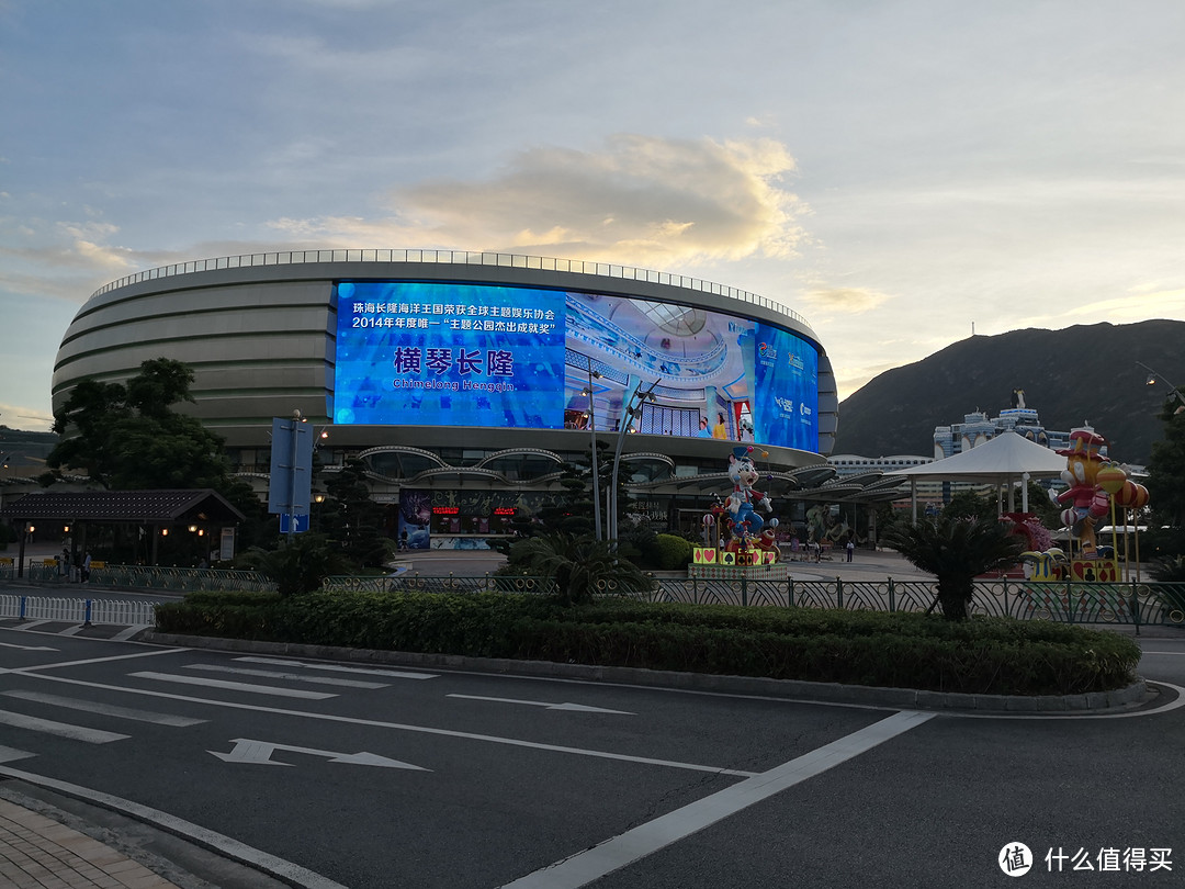 饭后溜个弯，酒店马路对面就是大马戏，横琴三家酒店的位置都很很近，直线不超过600米。