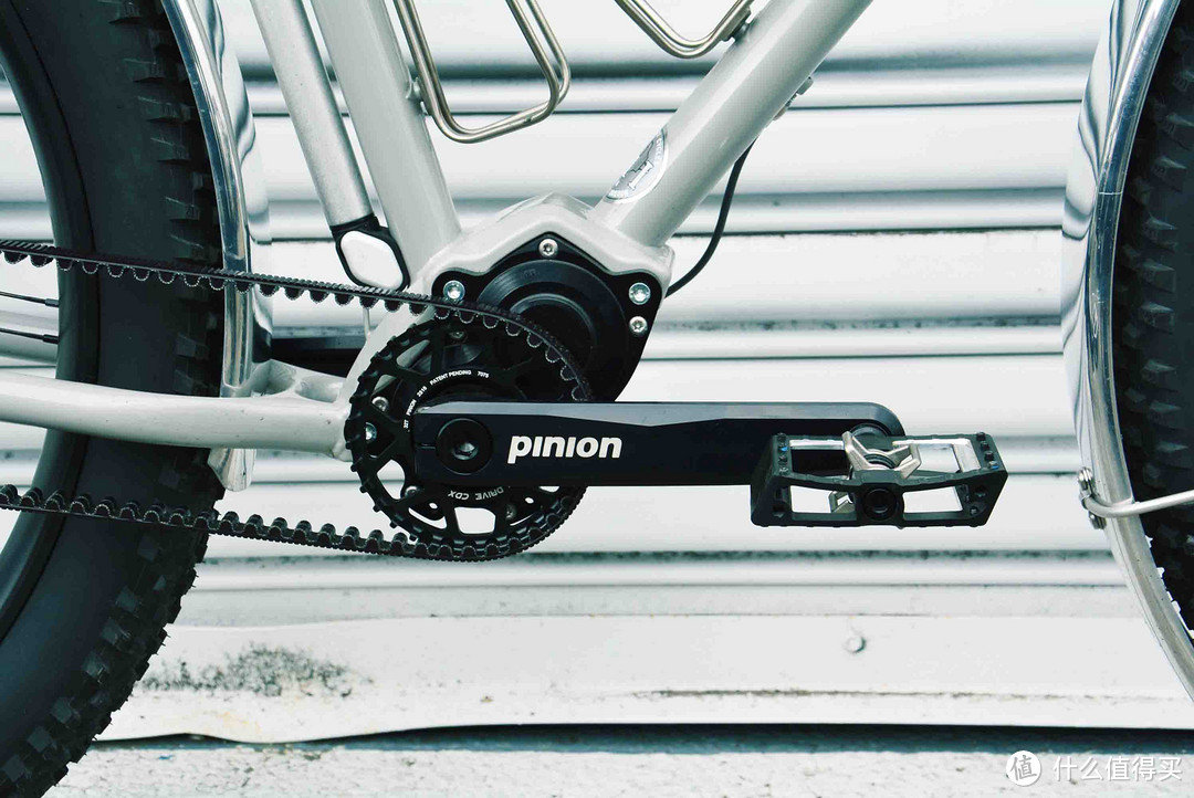 车架五通处为容纳18速pinion齿轮传动做了不小的改动