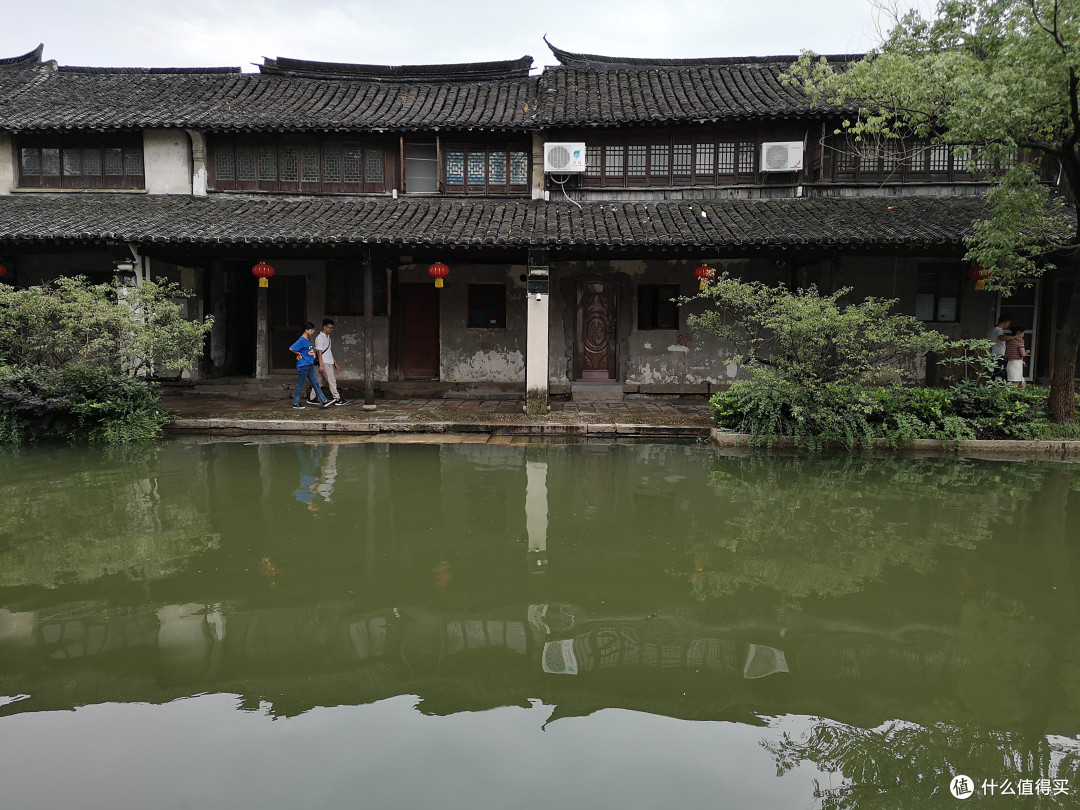 沿河而建的古镇老街