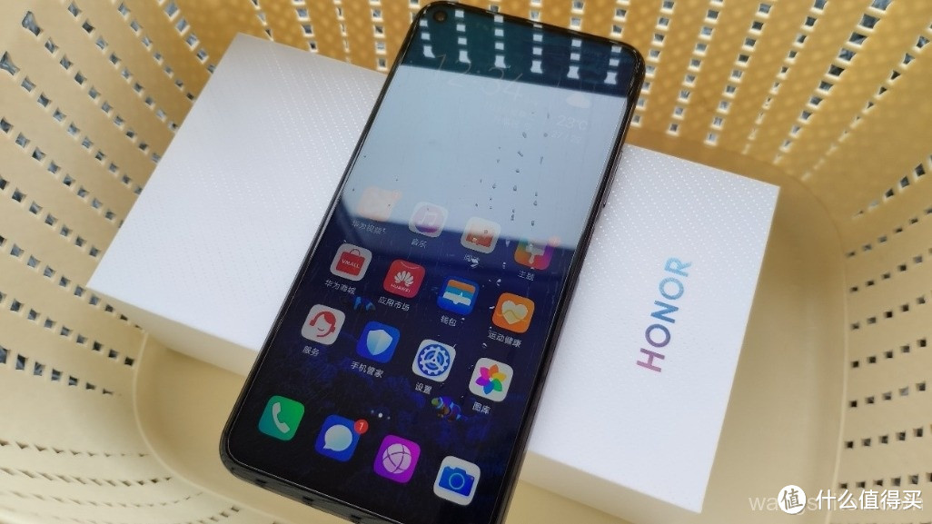 荣耀20 Pro开箱:个性鲜明,时尚与潮流的全新尝试!