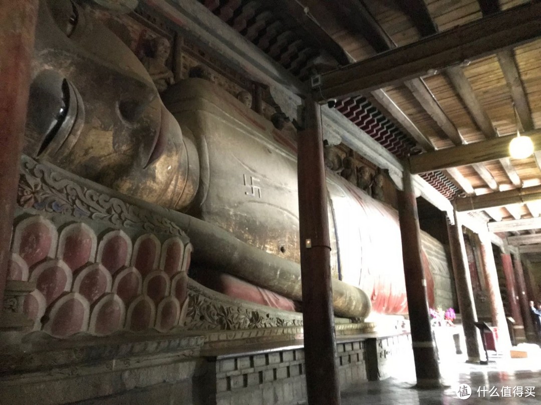 张掖大佛寺    如果有机会去，一定要看看大殿后侧的壁画，西游记主题，猪八戒是主角，孙猴子变成了好吃懒做的那个。