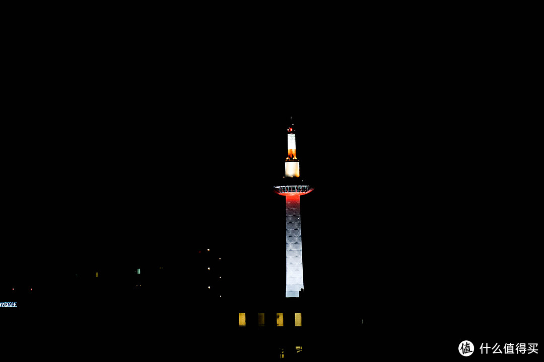  晚上的京都塔，这么看跟个灯塔似的。