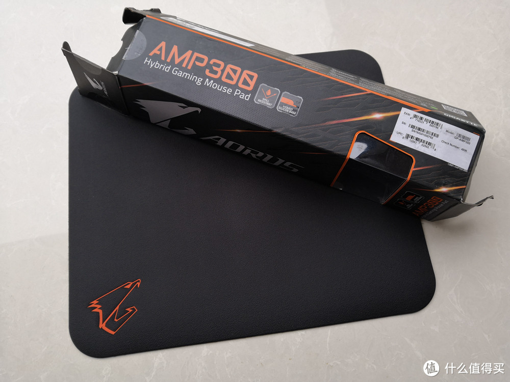 防泼水可清洗+新型工艺热聚合成型+微涂层鼠标垫——技嘉 AMP300 鼠标垫试水体验