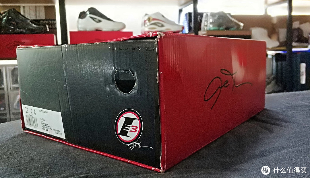 红色鞋盒，鞋盒一侧印有I的名字，另一侧印有I的签名。