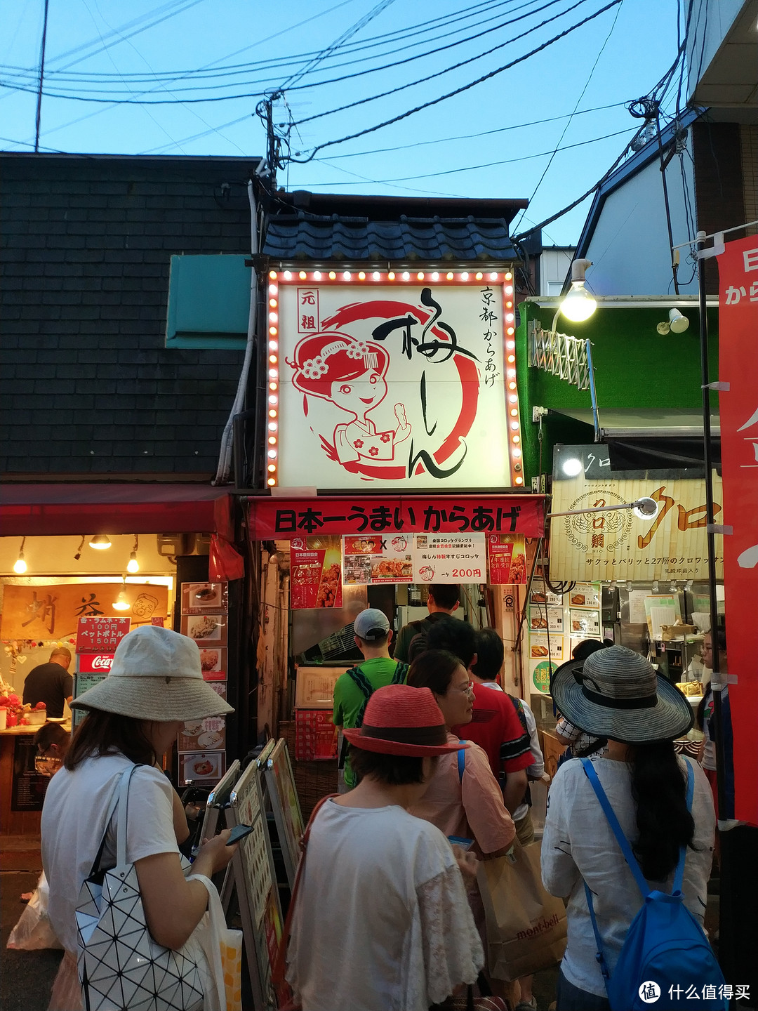  路过一家日本炸鸡协会7年连续金奖的炸鸡小店，挺多人排队的，没忍住，排个队试试。
