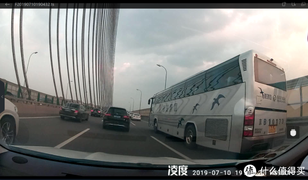 行车记录仪拍摄画面