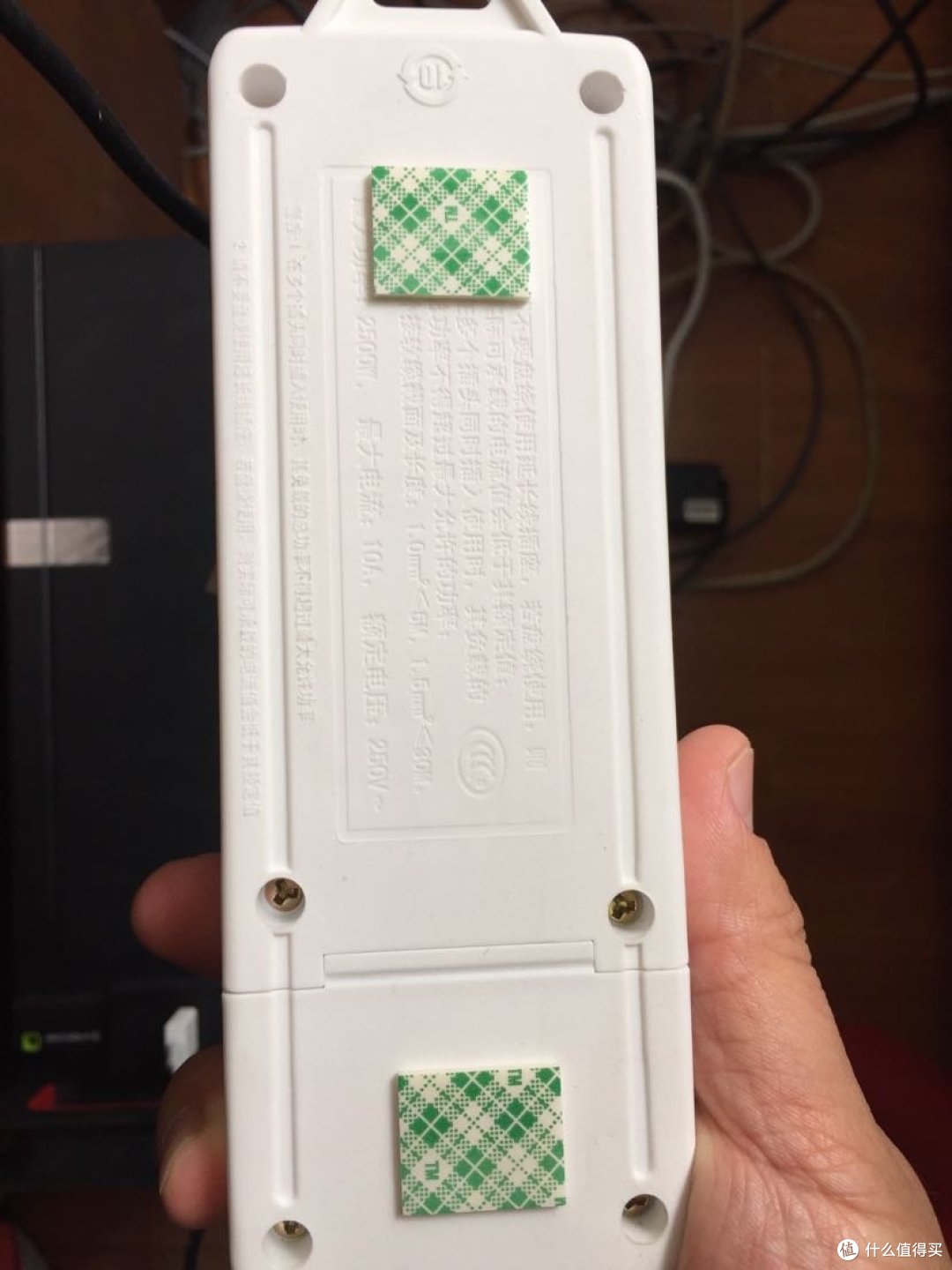 既然到手了,那就拿来固定下插排吧