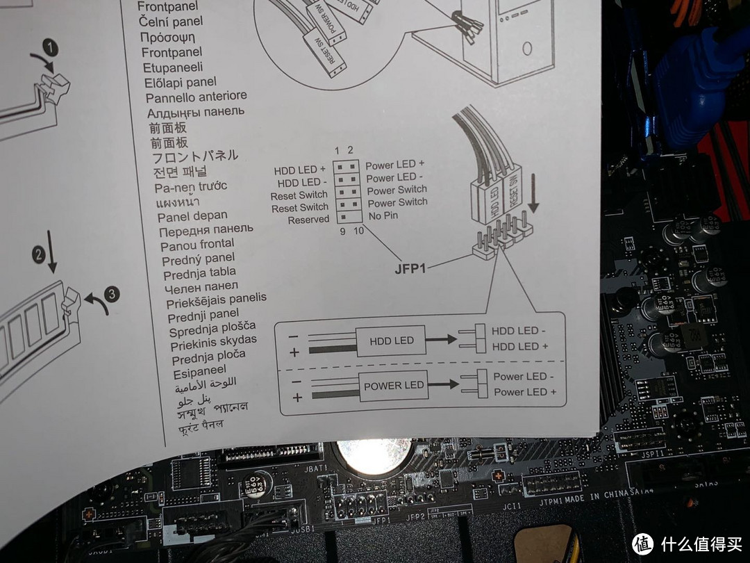 按照说明书指示，插好机箱与主板的连接线