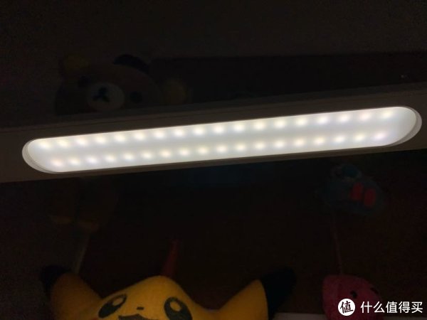 36个led小灯珠，散发出4000k的色温照明，显得指数＞80