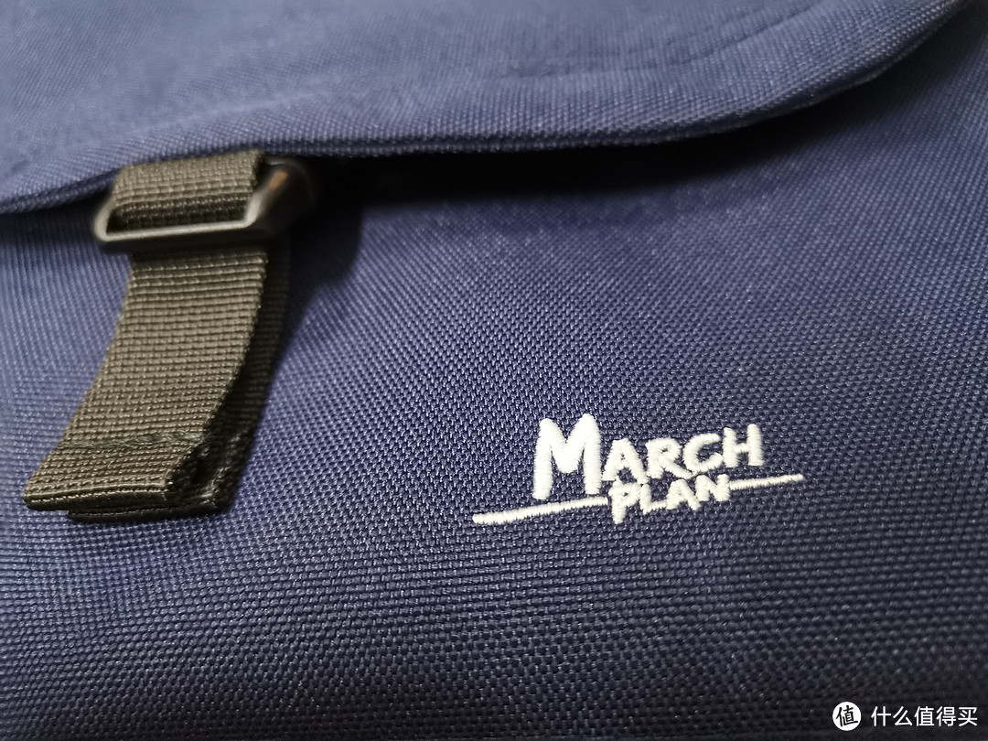 包包的右下角刺有logo——March Plan