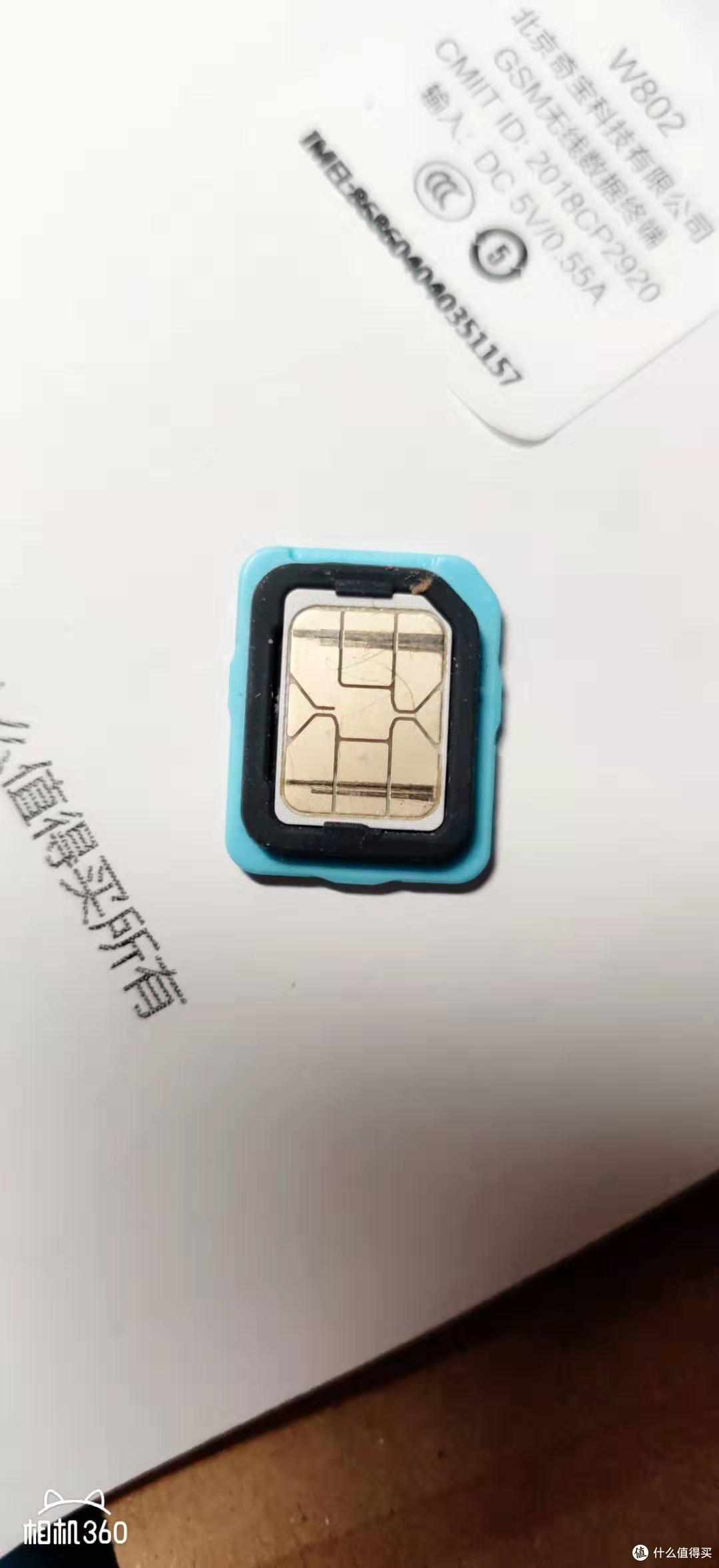 扣掉SIM卡卡座,装上SIM卡 扣掉SIM卡卡座,装上SIM卡