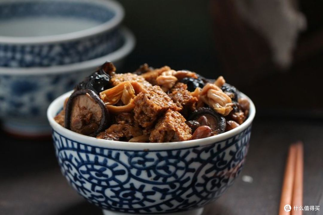 它是本帮名菜,咸中带甜,老少皆宜,无肉也香
