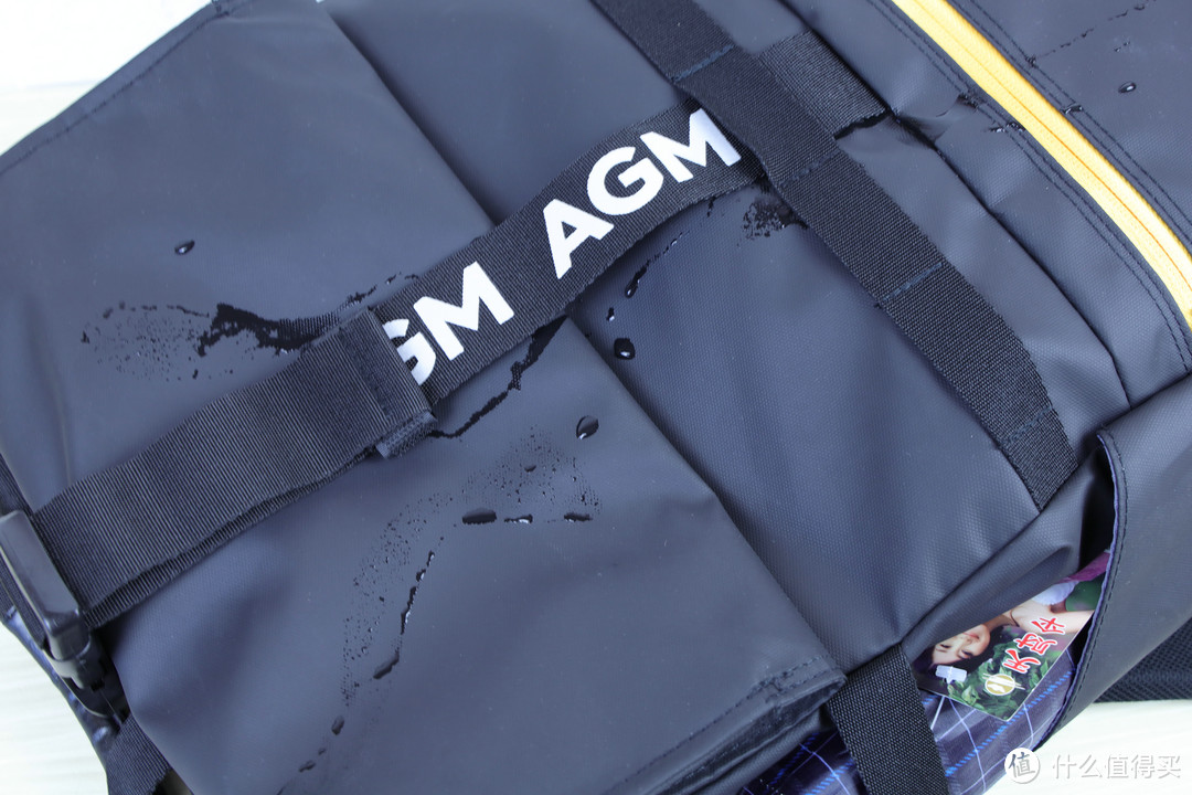 “包装世界”#通勤、旅游皆可用，AGM黑盾防水双肩包使用报告