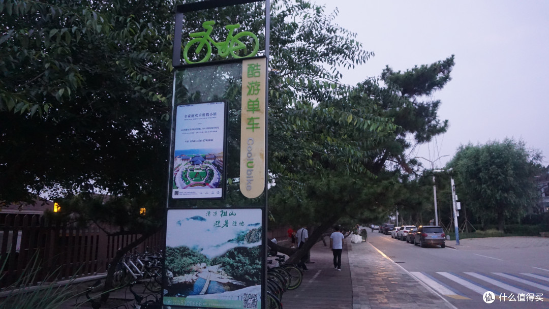 路边有共享单车,可惜孩子太小,不会骑