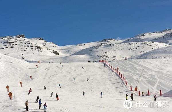 炎热夏季的滑雪圣地，在这个与中国反季节的国家里，探寻新玩法