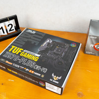 华硕TUF GAMING X570-PLUS(WI-FI)主板外观展示(外壳|接口|风扇|散热片)