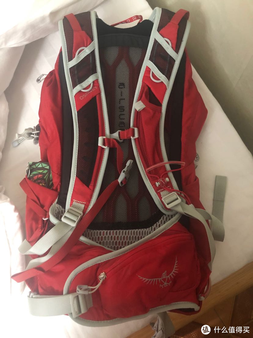 OSPREY TALON 22 魔爪22L 骚红色款 女汉纸背负体验