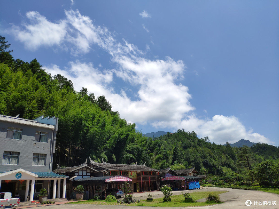 景区门口有几家农家饭馆