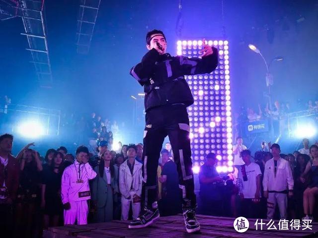 我晕，这届新说唱咋回事？节目组逼你们rapper全穿AJ1了？