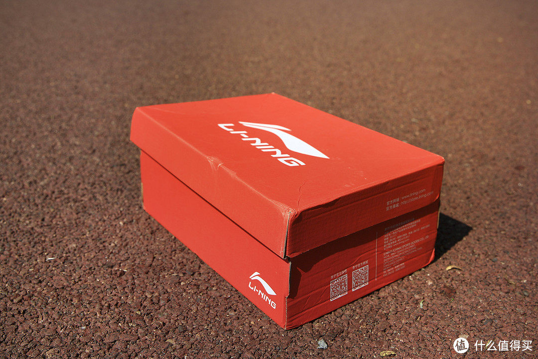 李宁的包装也形成了自己的风格,大红色外盒较为简洁