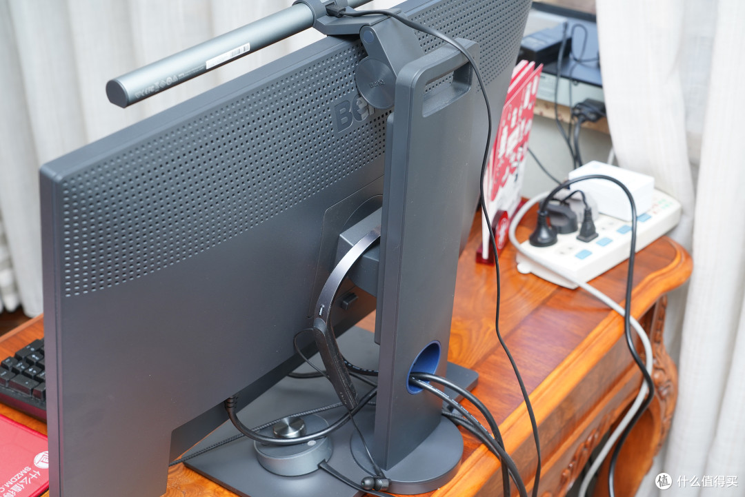 4K显示器、MacBook Pro、8T硬盘等等----大力老纪的电脑