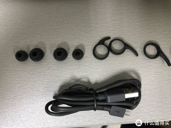 充电线一副，耳套三副，鲨鱼鳍三副！我先用的小号的，带了一天，耳朵有点疼！换成中号，也不行！