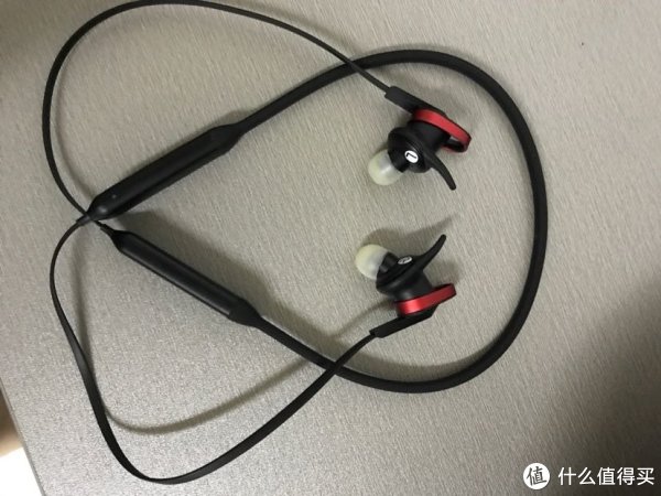 上图，耳机线软软的，再也不用担心会断掉了！这副耳套是白色的，是我拆的小米耳机的！