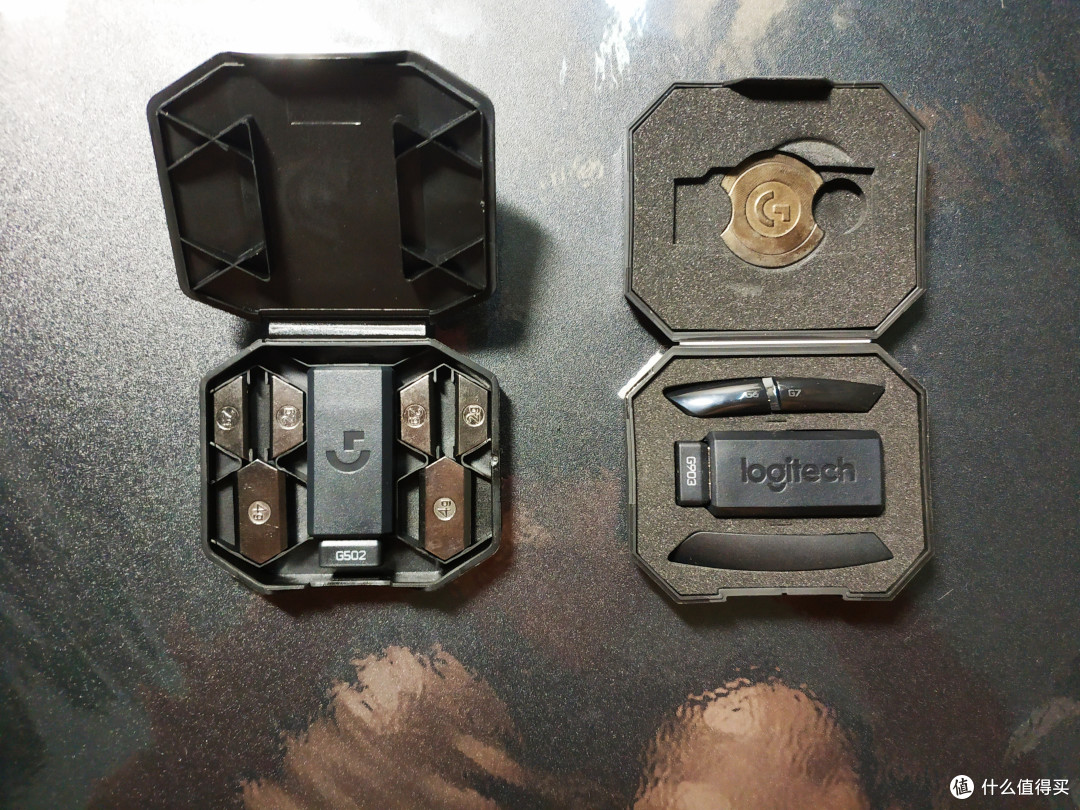 G502无线配件仓(左)和G903配件仓(右)