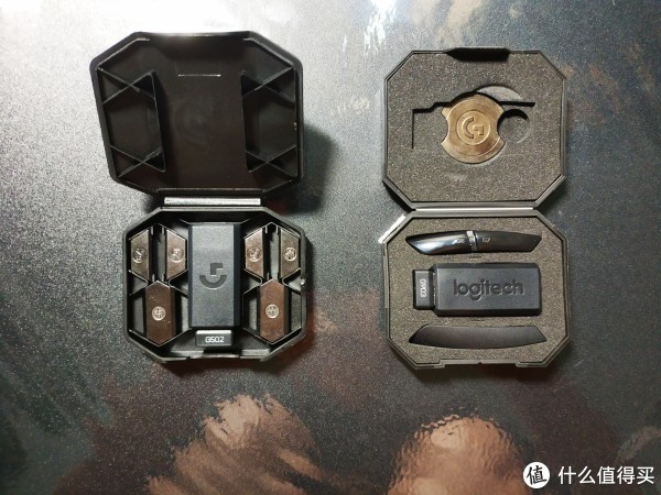 G502无线配件仓（左）和G903配件仓（右）