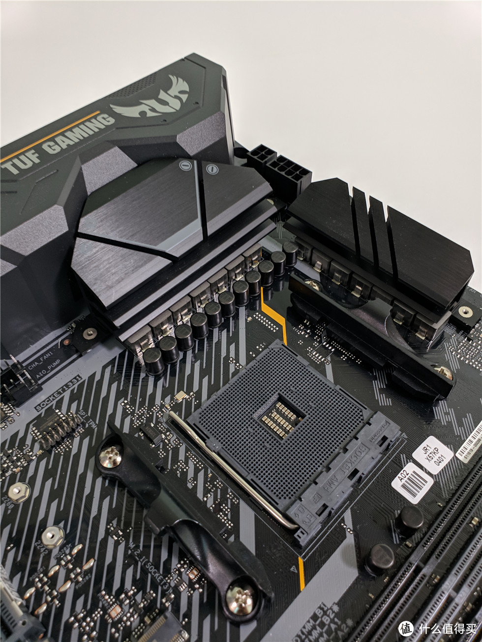 CPU与I/O马甲侧，TUF Gaming X570-PLUS (WI-FI)为14相供电设计，供电充足，和X570-F的差距就是一个败家眼，供电能力足够支撑锐龙三代处理器。